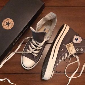 NWB Converse High Top Women’s SZ 9/Men’s SZ 7